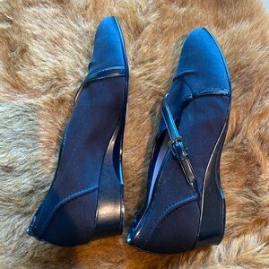 Taryn Rose Black Shoe in Size 8M. Excellent Condition.